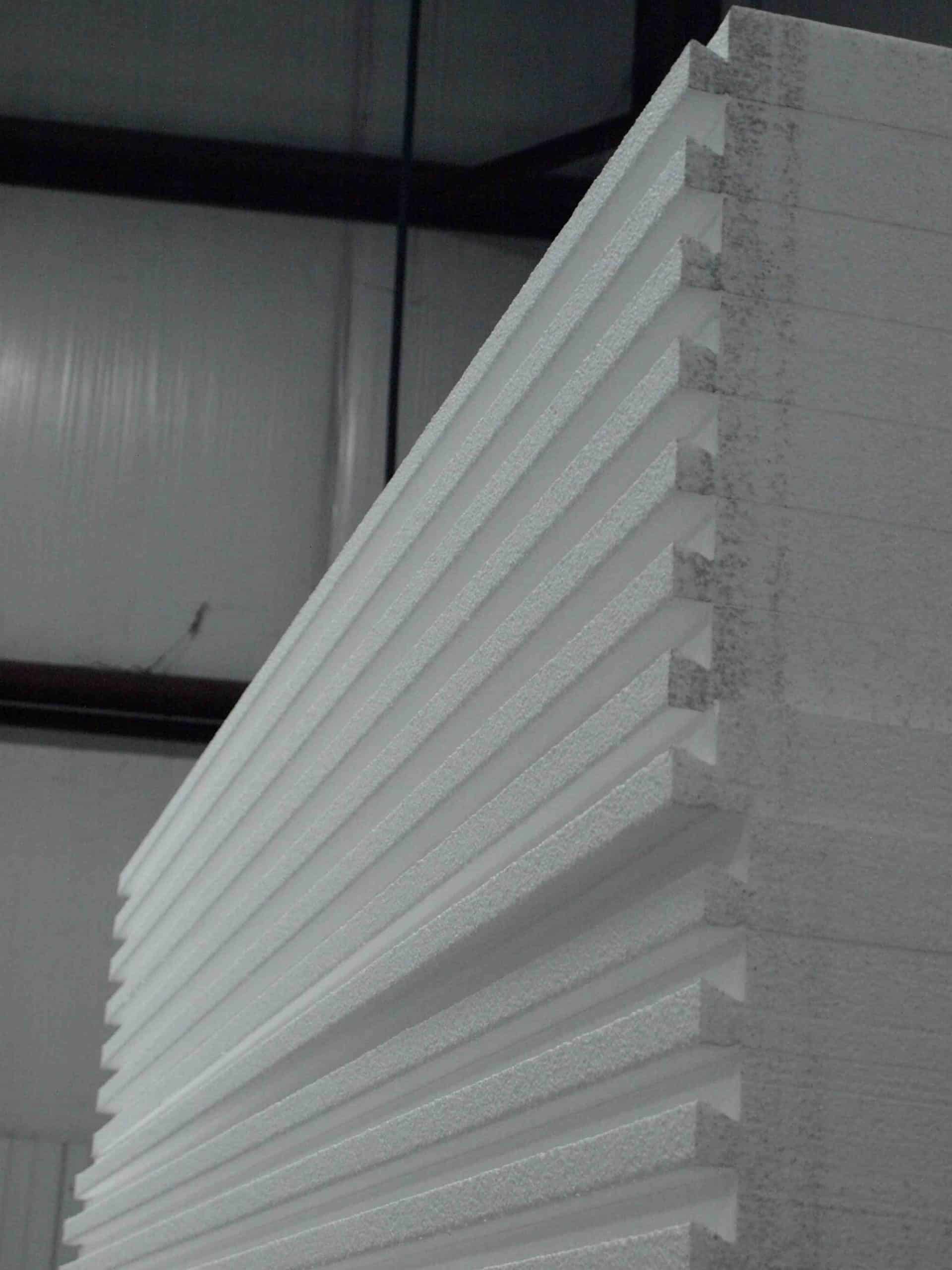 Comment recouvrir des plaques de polystyrène au plafond ?