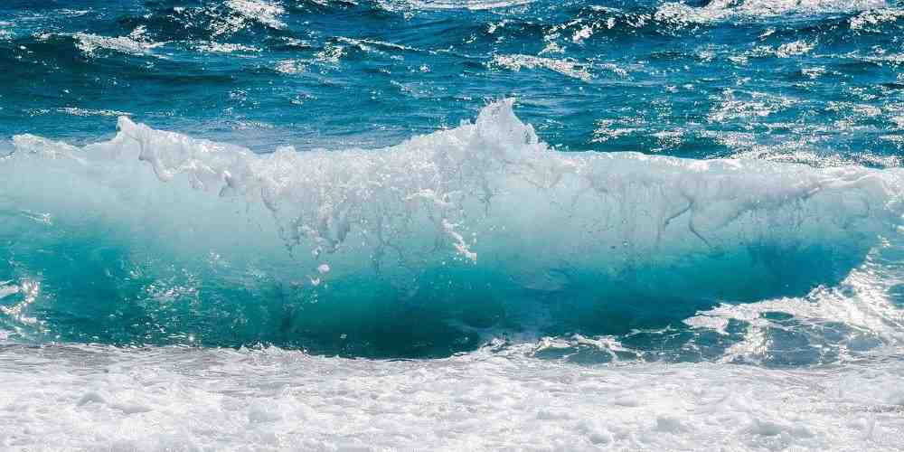 Pourquoi l'eau de la mer s'agite ?