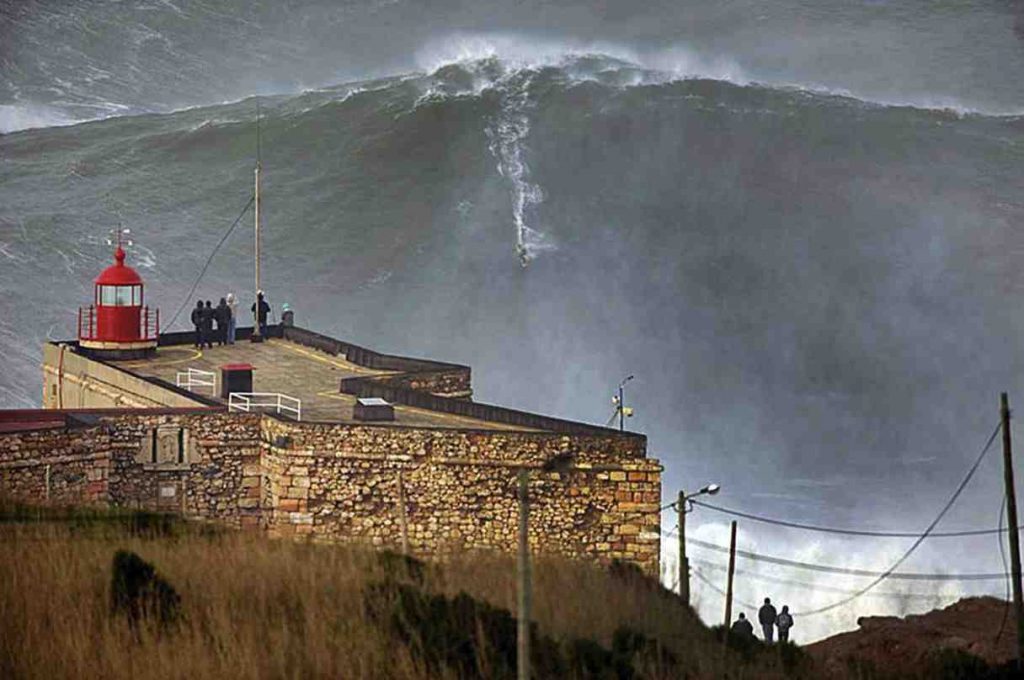 Quelle est la hauteur des vagues à Nazaré ?
