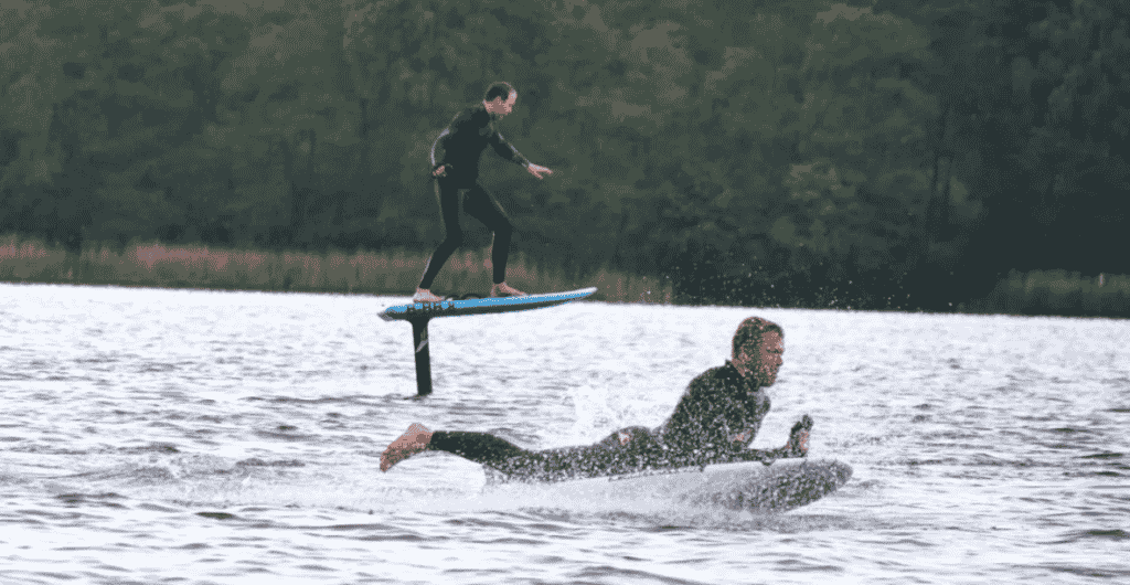 Comment bien monter sur une planche de surf ?