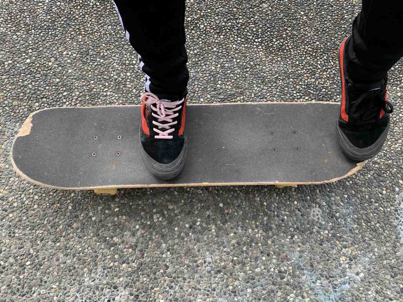 Comment placer ses pieds sur un skate ?