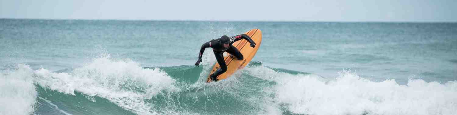 Quelle planche de surf choisir niveau intermédiaire ?
